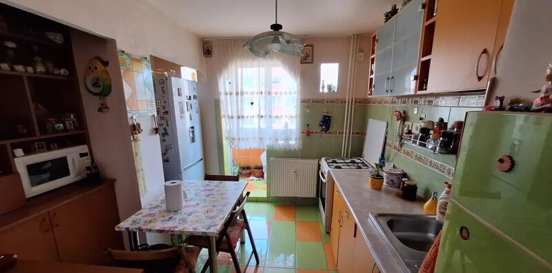 Obor Colentina, Teiul Doamnei, langa Sectia 7 Politie,